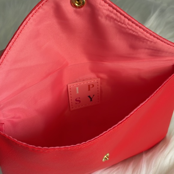 Ipsy Bag - Sealed with a Kiss - Picture 3 of 6